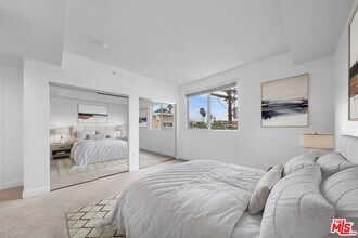 436 S Virgil Ave in Los Angeles, CA - Foto de edificio - Building Photo