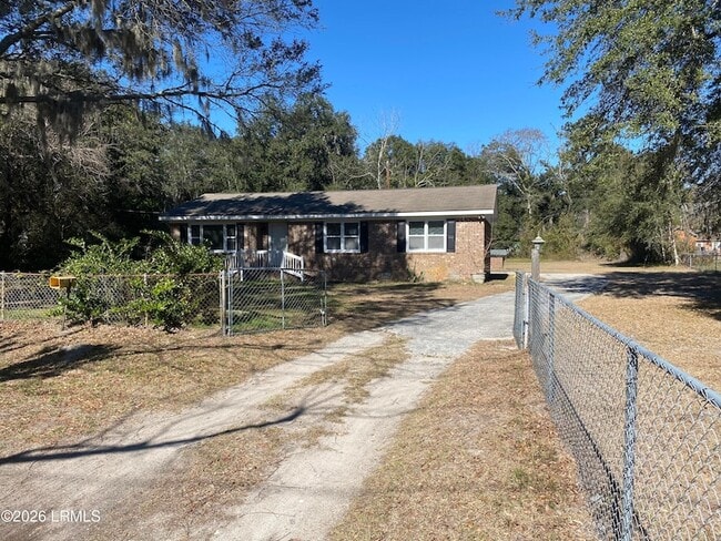 22 Pine Grove Rd in Beaufort, SC - Foto de edificio - Building Photo