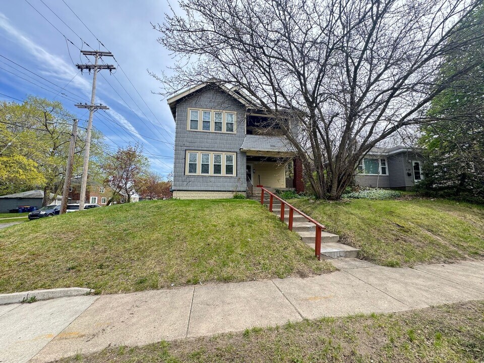 1712 Eastern Ave SE in Grand Rapids, MI - Building Photo