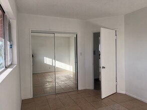 8129 Otis St, Unit 1 in South Gate, CA - Foto de edificio - Building Photo