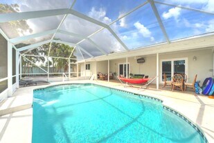 573 SE Floresta Dr in Port St. Lucie, FL - Building Photo