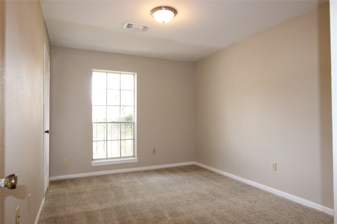 3111 Long Meadow Dr in Baytown, TX - Building Photo