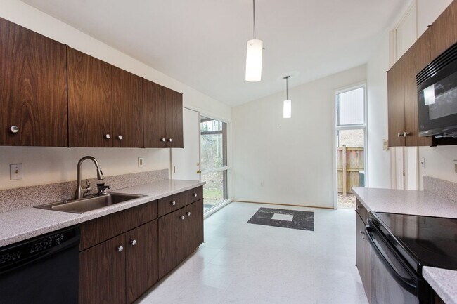 5700 Chapman Mill Dr in Rockville, MD - Foto de edificio - Building Photo