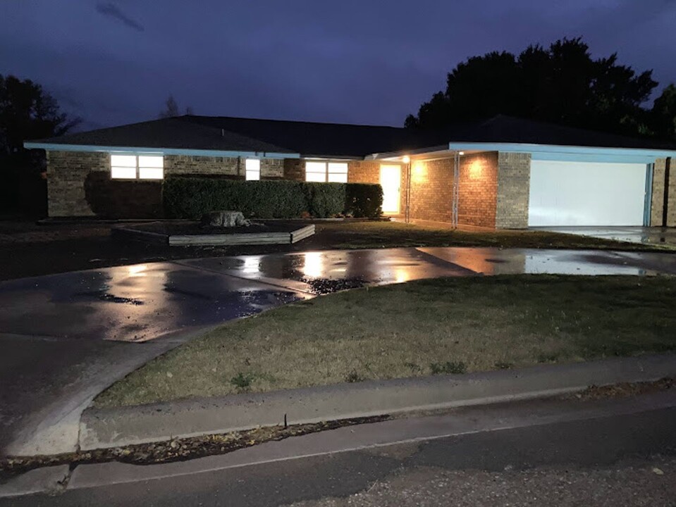 2113 P R Lyons Ave in Clovis, NM - Building Photo