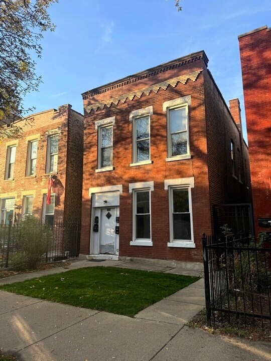 2206 W Erie St in Chicago, IL - Foto de edificio