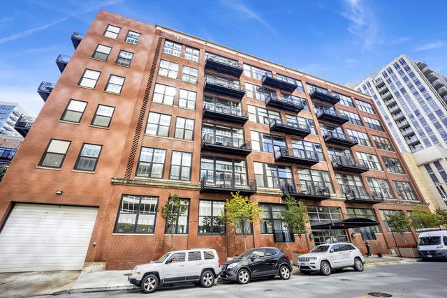 525 W Superior St in Chicago, IL - Building Photo