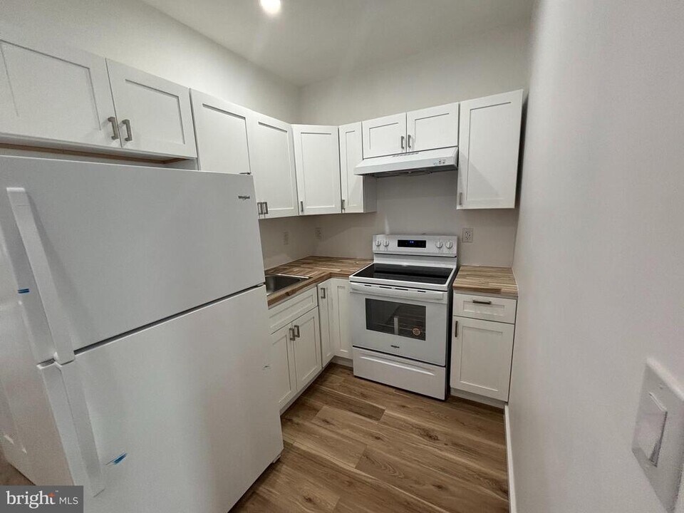 439 N 60th St in Philadelphia, PA - Building Photo