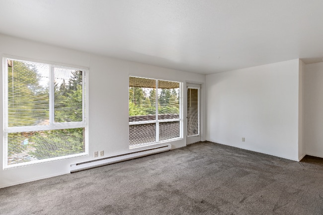 12520 Roosevelt Way NE in Seattle, WA - Foto de edificio - Building Photo