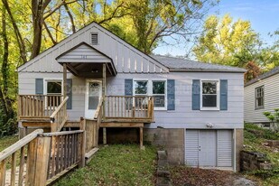 147 Chambers Rd in St. Louis, MO - Building Photo