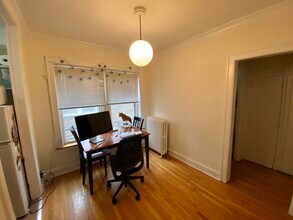 927 W Oakdale Ave, Unit 1H in Chicago, IL - Foto de edificio - Building Photo