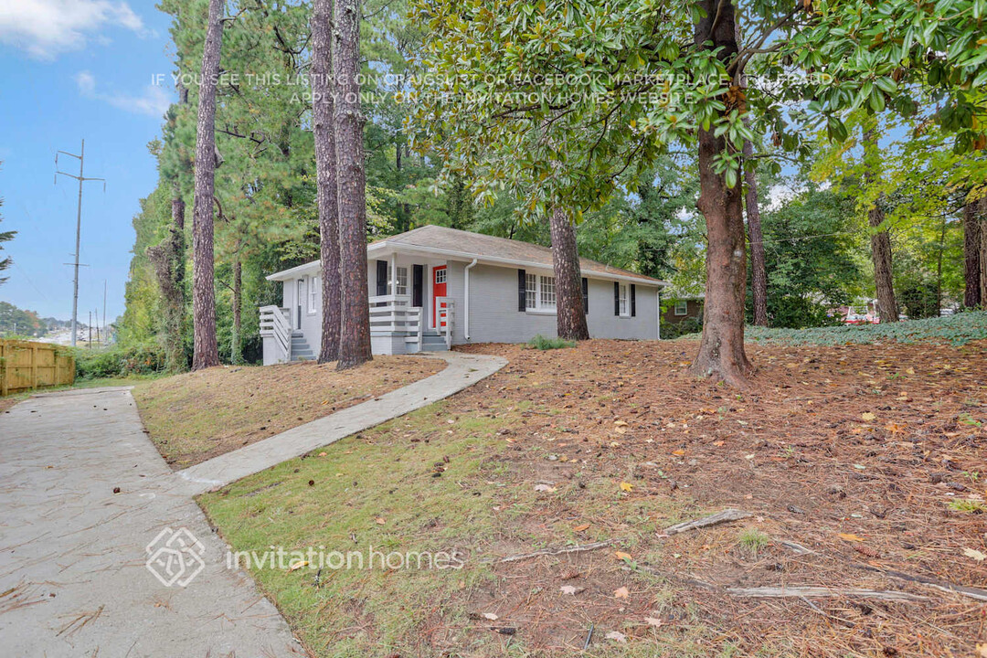 705 Pinehill Dr in Smyrna, GA - Foto de edificio
