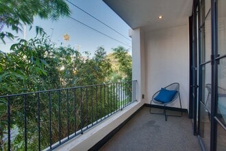 1260 N Las Palmas Ave, Unit 10 in Los Angeles, CA - Building Photo - Building Photo
