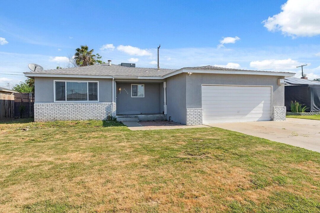 8620 La Vaca Way in Hanford, CA - Building Photo