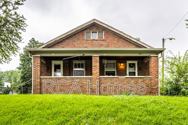 property at 1046 E Bradbury Ave