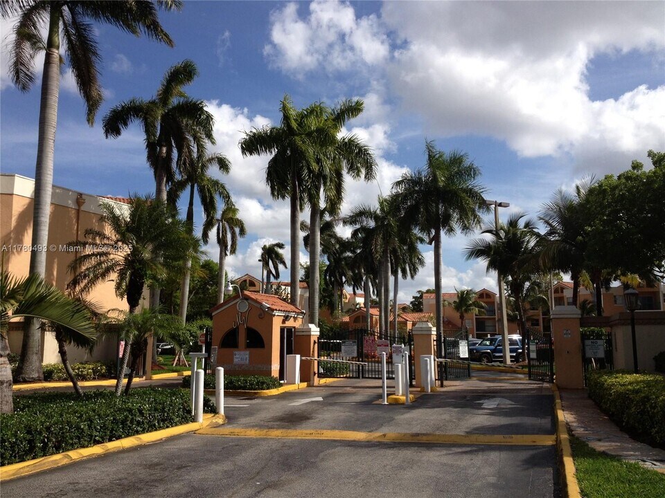 6284 NW 186th St in Hialeah, FL - Building Photo