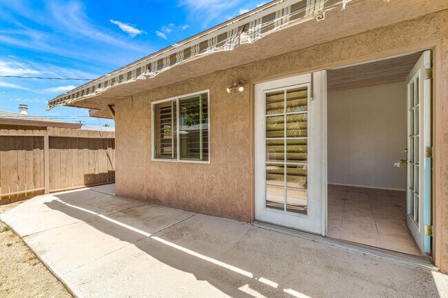 44510 San Carlos Ave in Palm Desert, CA - Foto de edificio - Building Photo
