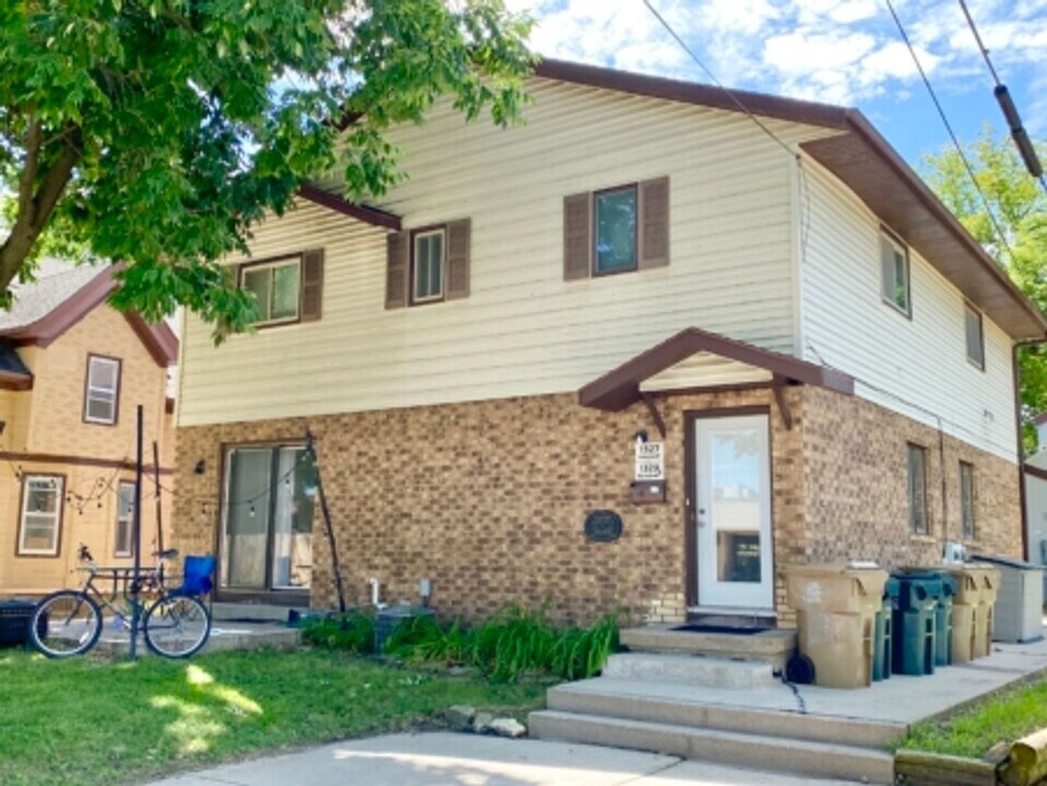 1327-1329 Bowen Ct in Madison, WI - Building Photo