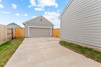 100 Elm Br Trl in Taylor, TX - Building Photo - Building Photo