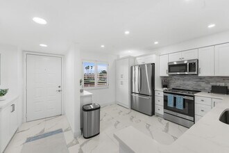 6936 Huntington Ln in Delray Beach, FL - Building Photo - Building Photo