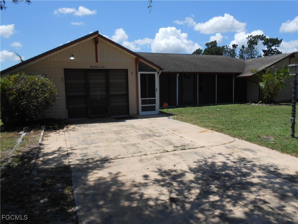 1406 Alwynne Dr S in Lehigh Acres, FL - Building Photo