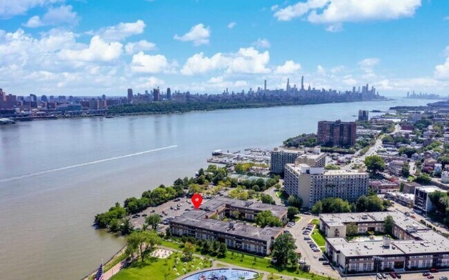 1111 River Rd in Edgewater, NJ - Building Photo - Building Photo