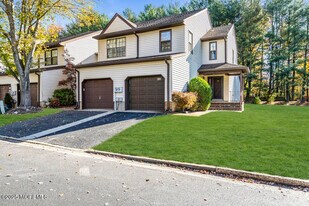 438 Oak Knoll Dr in Englishtown, NJ - Building Photo