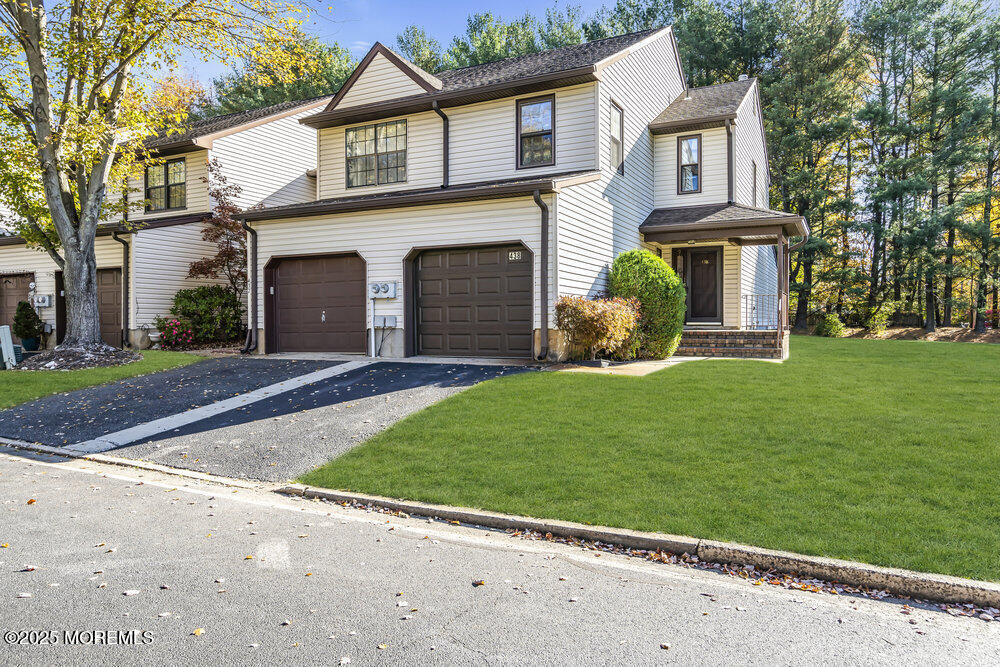 438 Oak Knoll Dr in Englishtown, NJ - Building Photo