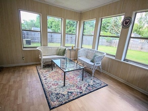 5627 S Sprinkle Rd in Portage, MI - Foto de edificio - Building Photo