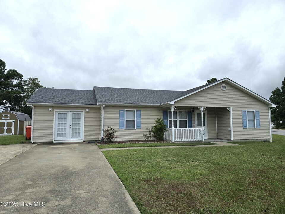 1001 Sundown Dr in Elizabeth City, NC - Building Photo