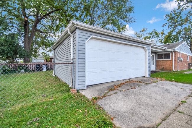 17103 Burnham Ave in Lansing, IL - Foto de edificio - Building Photo