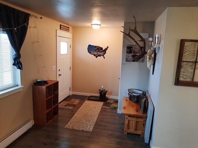 470 Topaz Rd, Unit c in Belgrade, MT - Building Photo - Building Photo