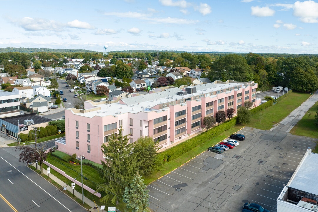 800 Willis Ave in Albertson, NY - Building Photo