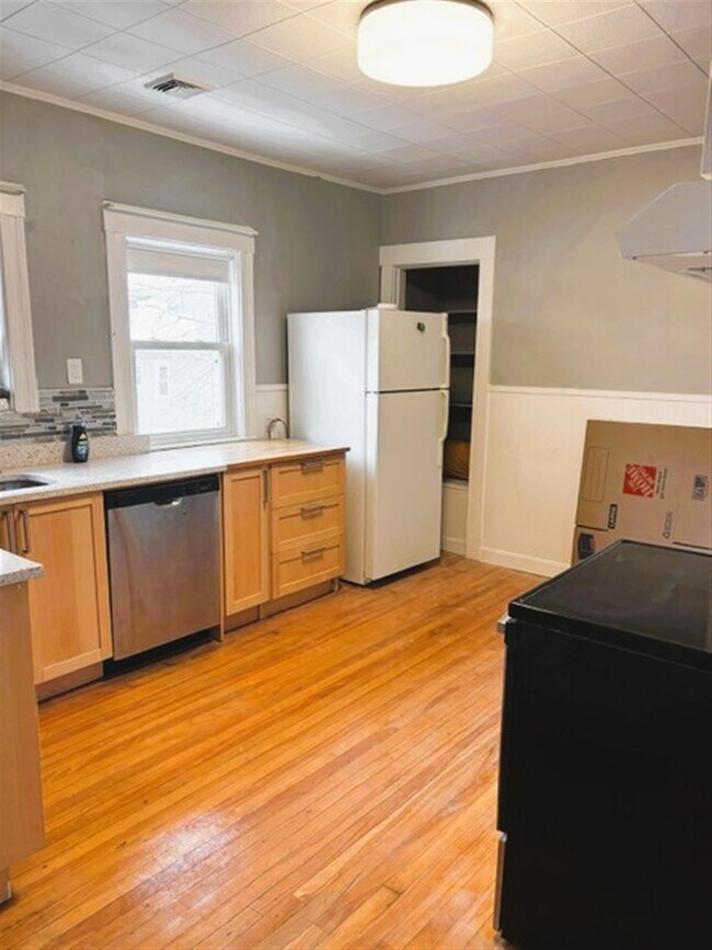 14 Quincy St, Unit 2 in Medford, MA - Foto de edificio - Building Photo