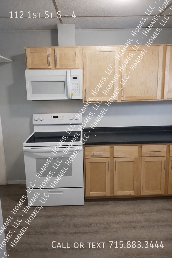 112 1st St S in Ladysmith, WI - Foto de edificio - Building Photo