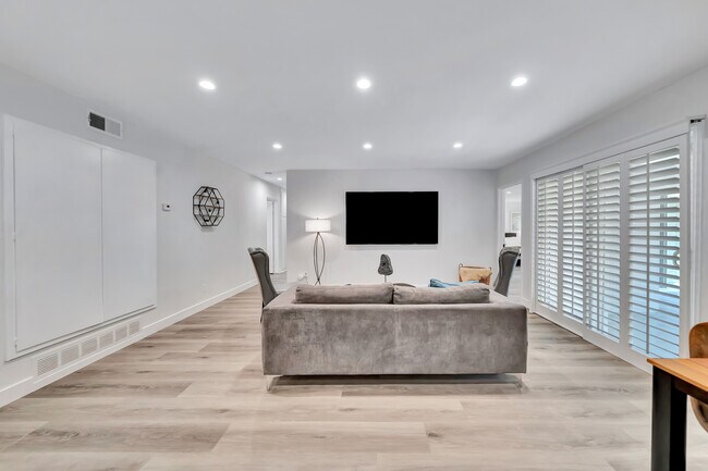 23714 Archwood St in Los Angeles, CA - Building Photo - Building Photo