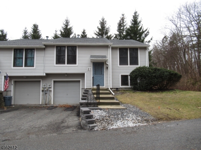 21 Quail Ct in Hamburg, NJ - Building Photo