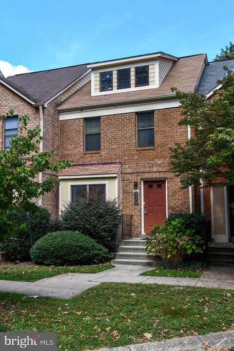 5175 King Charles Way in Bethesda, MD - Building Photo