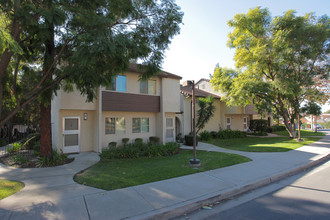 Leggett Court Apartments in Thousand Oaks, CA - Building Photo - Building Photo