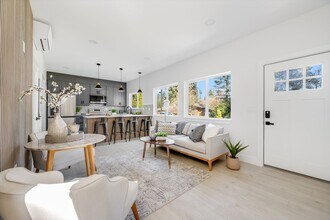 14319 Courtland Pl N in Seattle, WA - Building Photo - Building Photo