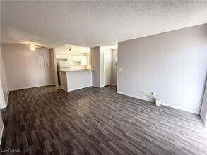 2981 Juniper Hills Blvd in Las Vegas, NV - Foto de edificio - Building Photo