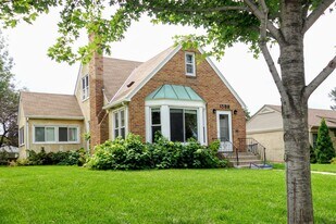 1588 Hillcrest Ave in St. Paul, MN - Building Photo