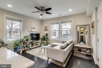 426 18th St NE-Unit -2 in Washington, DC - Foto de edificio - Building Photo