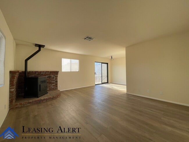 42649 Cabin Dr in Lake Hughes, CA - Building Photo - Building Photo