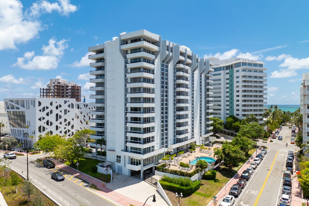 Portugal Towers Condominiums in Miami Beach, FL - Foto de edificio
