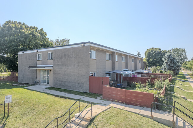 1700 Sandgate Cres