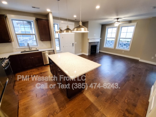 268 E Sandy Sage Way in Sandy, UT - Building Photo - Building Photo