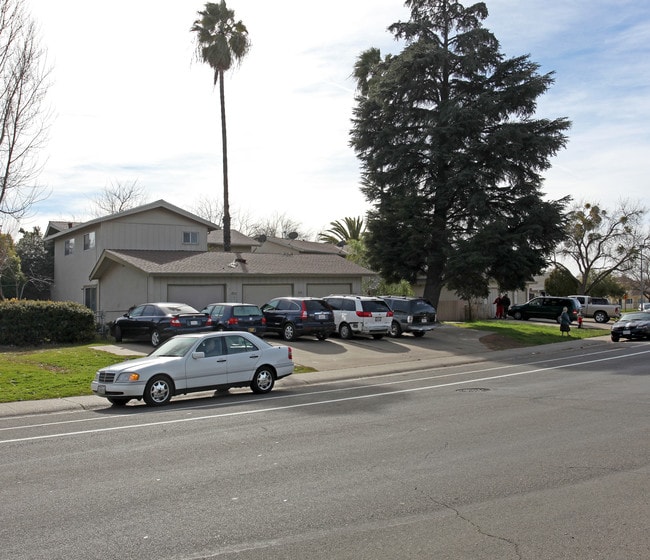 10318-10330 Mills Station Rd in Rancho Cordova, CA - Building Photo - Building Photo