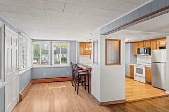 518 Quaker Ln S in West Hartford, CT - Building Photo - Building Photo