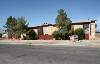 Arizona Manor in Tucson, AZ - Foto de edificio - Building Photo