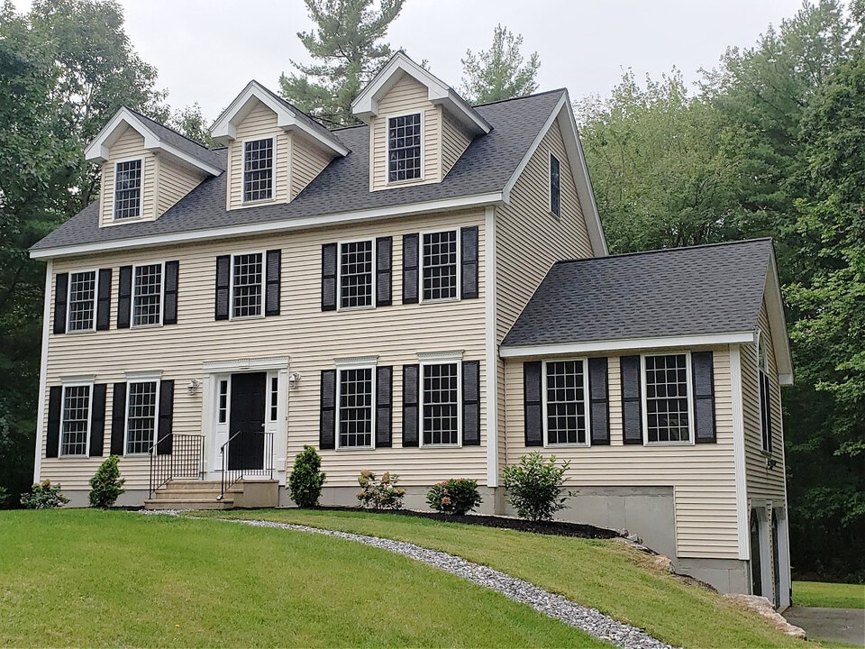 13 Aldrich St in Litchfield, NH - Foto de edificio